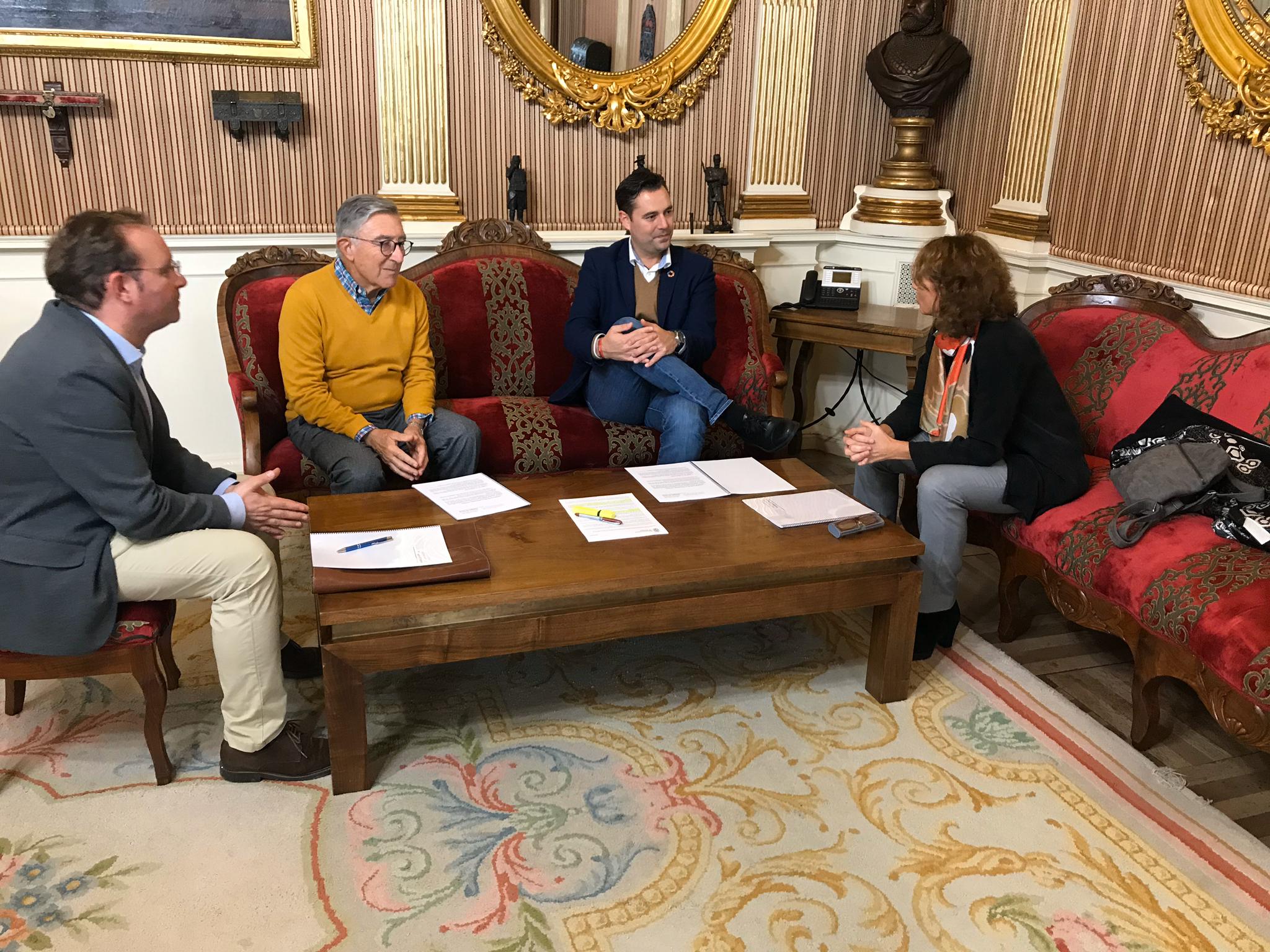 El alcalde de Burgos, Daniel de la Rosa, se reúne con la asociación de vecinos de Huelgas-El Parral (AVEHUPA) para analizar una propuesta técnica para la remodelación de la calle Alfonso VIII 